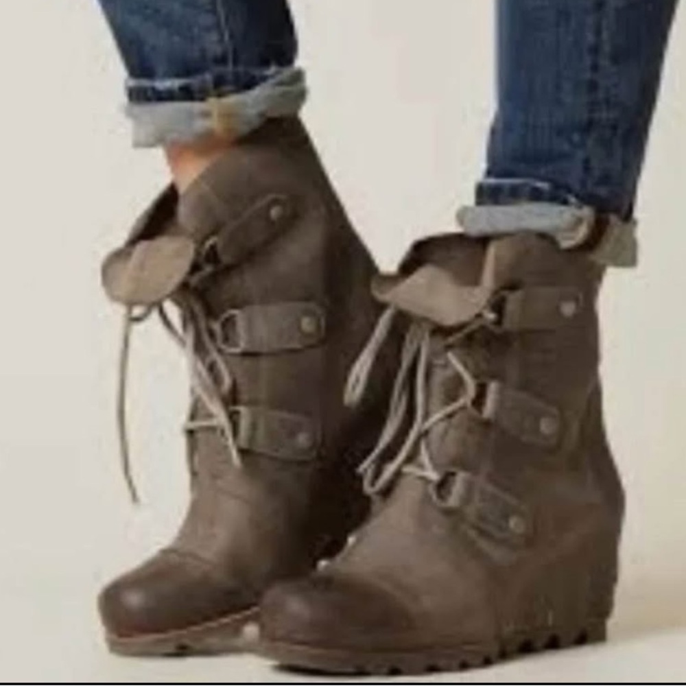 📌 (Sold) Sorel Joan of Arctic Wedge III Women’s  Brown Leather Round Toe Bootie